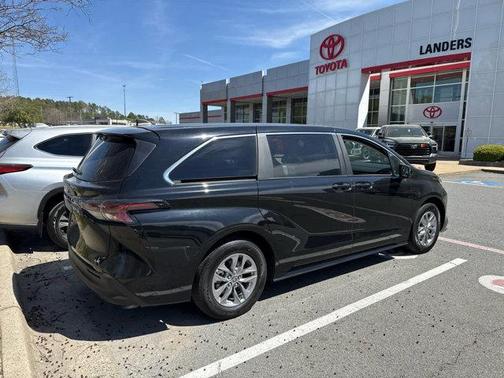 2025 Toyota Sienna LE