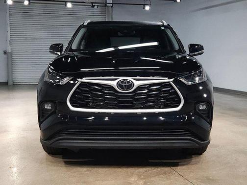 Midnight Black Metallic 2023 Toyota Highlander XLE