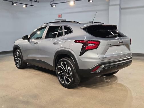 Sterling Gray Metallic 2025 Chevrolet Trax FWD 2RS