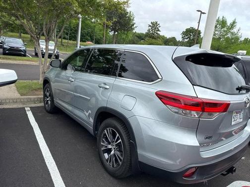 Celestial Silver Metallic 2018 Toyota Highlander LE Plus
