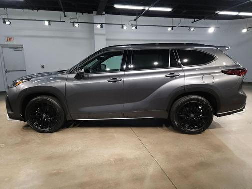 Magnetic Gray Metallic 2025 Toyota Highlander XSE