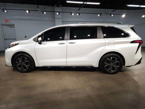 2025 Toyota Sienna Platinum