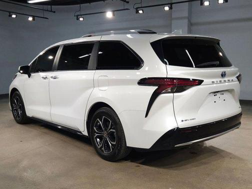 2025 Toyota Sienna Platinum