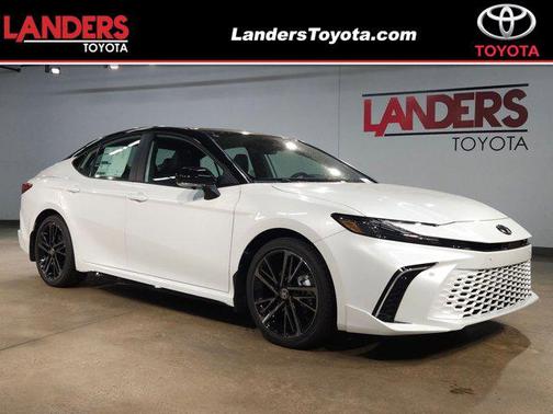 Wind Chill Pearl w/Midnight Black Metallic Roof 2026 Toyota Camry XSE