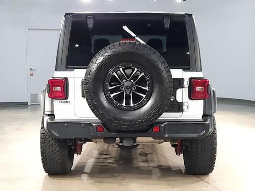 Bright White Clearcoat 2024 Jeep Wrangler Willys