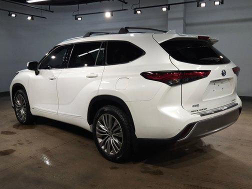 2022 Toyota Highlander Hybrid Platinum
