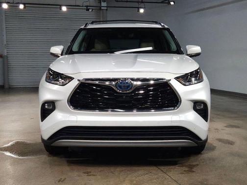 2022 Toyota Highlander Hybrid Platinum