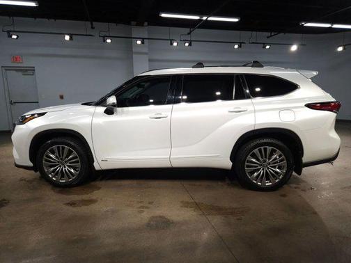 2022 Toyota Highlander Hybrid Platinum
