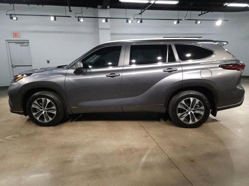 Magnetic Gray Metallic 2024 Toyota Highlander Hybrid XLE