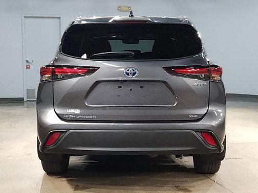 Magnetic Gray Metallic 2024 Toyota Highlander Hybrid XLE