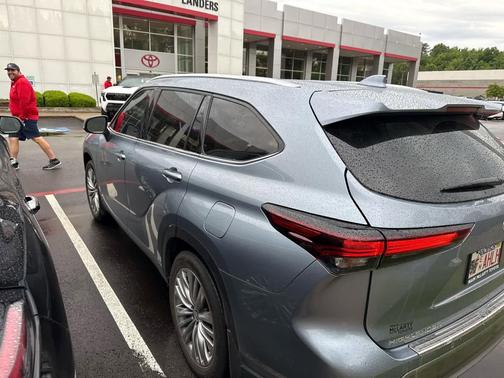 Moon Dust 2024 Toyota Highlander Platinum