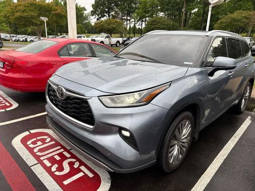 Moon Dust 2024 Toyota Highlander Platinum