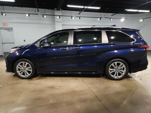 2023 Toyota Sienna Platinum