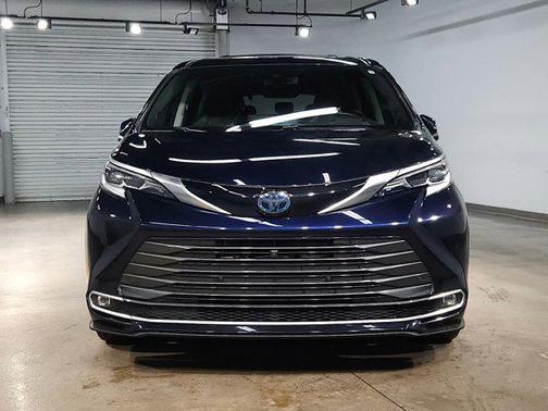 2023 Toyota Sienna Platinum