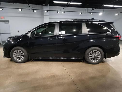 Midnight Black Metallic 2026 Toyota Sienna XLE