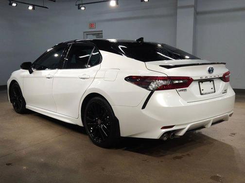 Wind Chill Pearl/Midnight Black Metallic 2024 Toyota Camry Hybrid SE