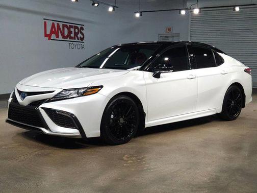 Wind Chill Pearl/Midnight Black Metallic 2024 Toyota Camry Hybrid SE