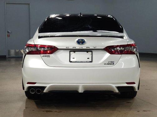 Wind Chill Pearl/Midnight Black Metallic 2024 Toyota Camry Hybrid SE