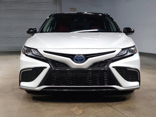 Wind Chill Pearl/Midnight Black Metallic 2024 Toyota Camry Hybrid SE