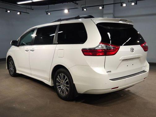 2020 Toyota Sienna XLE