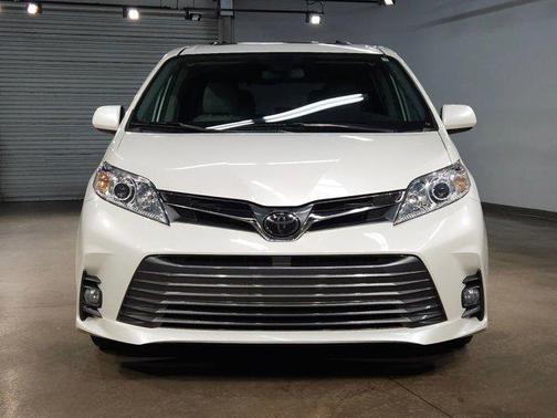 2020 Toyota Sienna XLE