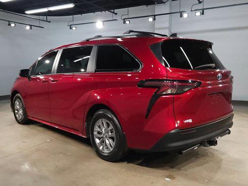 2024 Toyota Sienna LE