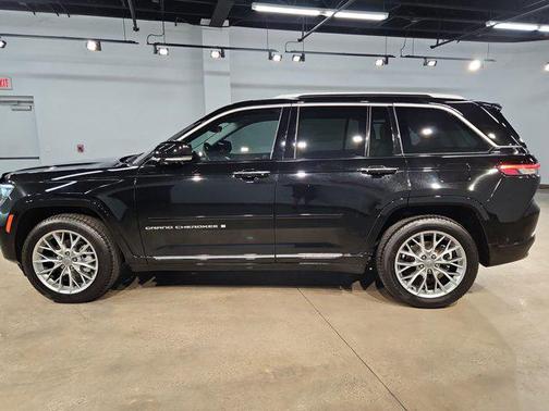 Diamond Black Crystal Pearlcoat 2022 Jeep Grand Cherokee Summit