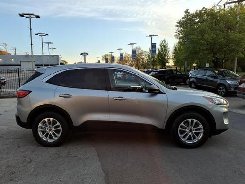 ICONIC SILVER 2022 Ford Escape SE