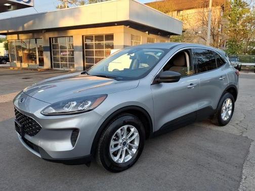 ICONIC SILVER 2022 Ford Escape SE