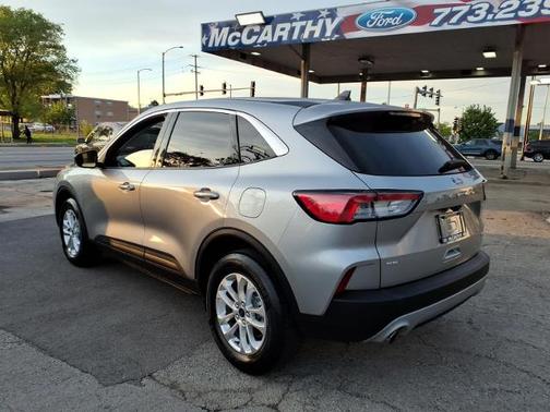 ICONIC SILVER 2022 Ford Escape SE