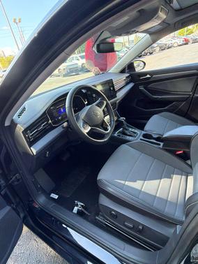 Deep Black Pearl 2026 Volkswagen Jetta 1.4T SE