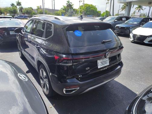 Deep Black Pearl 2025 Volkswagen Taos 1.5T SE