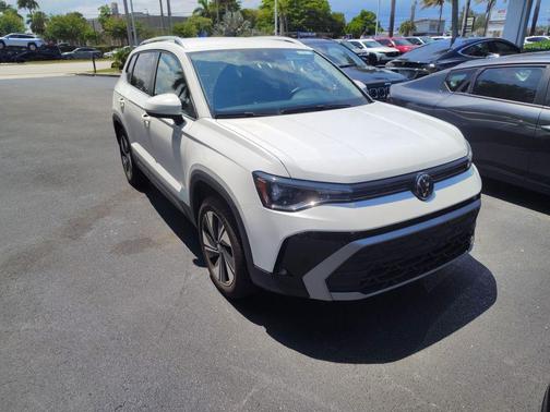 Pure White 2025 Volkswagen Taos 1.5T SE