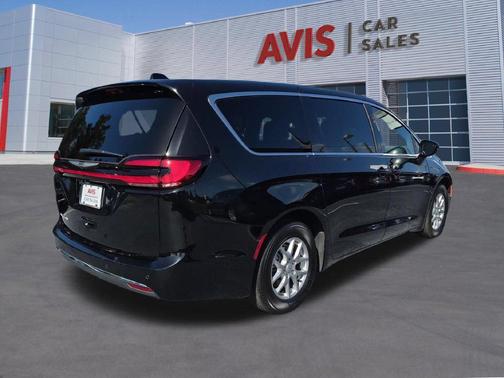 Diamond Black Crystal PC 2026 Chrysler Pacifica L