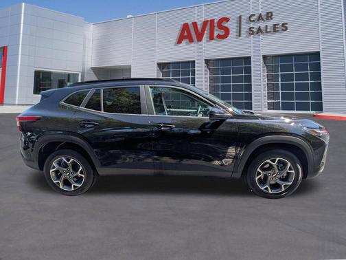 Mosaic Black Metallic 2025 Chevrolet Trax LT