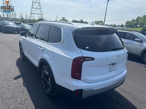 Glacial White Pearl 2023 Kia Telluride S