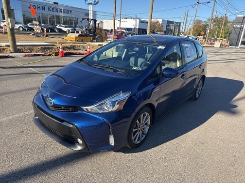 2016 Toyota Prius v Five