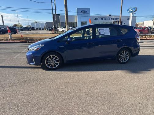 2016 Toyota Prius v Five