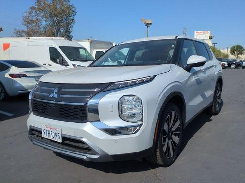 White Diamond 2025 Mitsubishi Outlander SE S-AWC