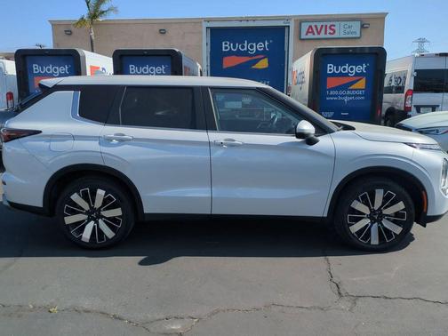 White Diamond 2025 Mitsubishi Outlander SE S-AWC