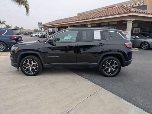 Diamond Black Crystal Pearlcoat 2025 Jeep Compass Limited