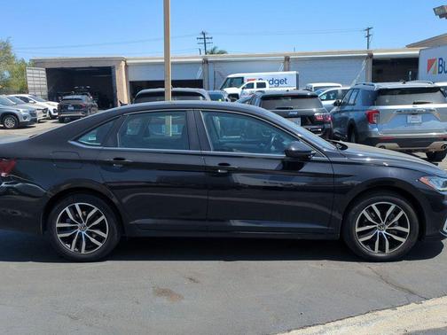 Deep Black Pearl 2025 Volkswagen Jetta 1.5T SE