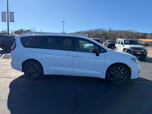 2026 Chrysler Pacifica Select FWD