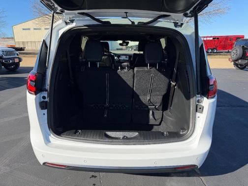 2026 Chrysler Pacifica Select FWD