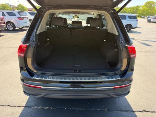 Deep Black Pearl Effect 2024 Volkswagen Tiguan 2.0T Wolfsburg Edition