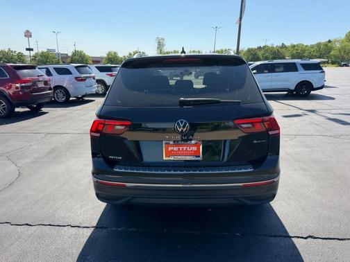 Deep Black Pearl Effect 2024 Volkswagen Tiguan 2.0T Wolfsburg Edition