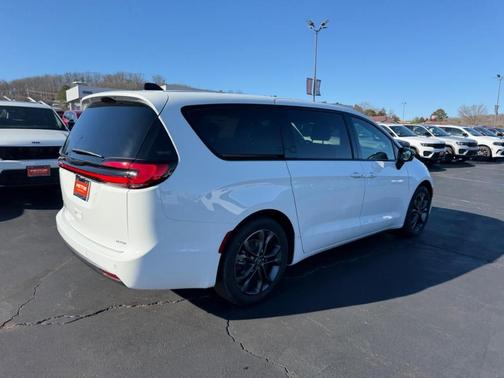 2026 Chrysler Pacifica Select FWD