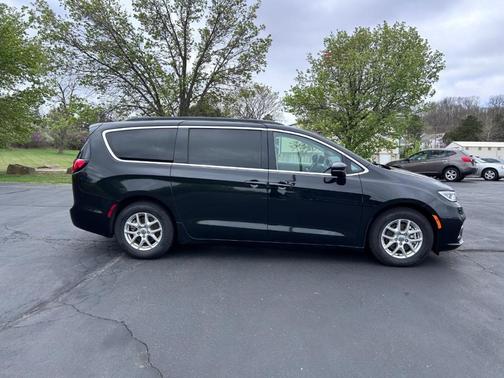 2022 Chrysler Pacifica Touring-L