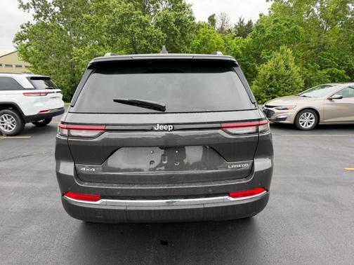 Metallic 2026 Jeep Grand Cherokee Laredo 4x4