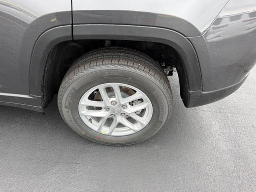 Metallic 2026 Jeep Grand Cherokee Laredo 4x4